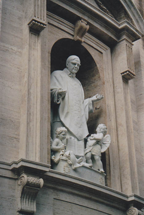 Statua di marmo bianco h. 5,25 mt San Josemaria Escriva dell'artista Romano Cosci, collocata in una nicchia esterna della Basilica di S.Pietro in Vaticano