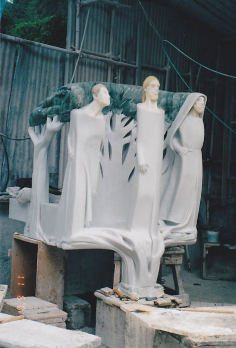 2001- ambone collocato nella Cattedrale di Pisa, opera di Giuliano Vangi Cristo con Discepoli, policromia: marmo bianco e verde cipollino